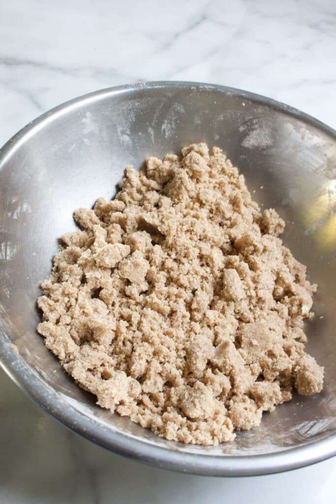 kom met een speculaas kruimel deeg