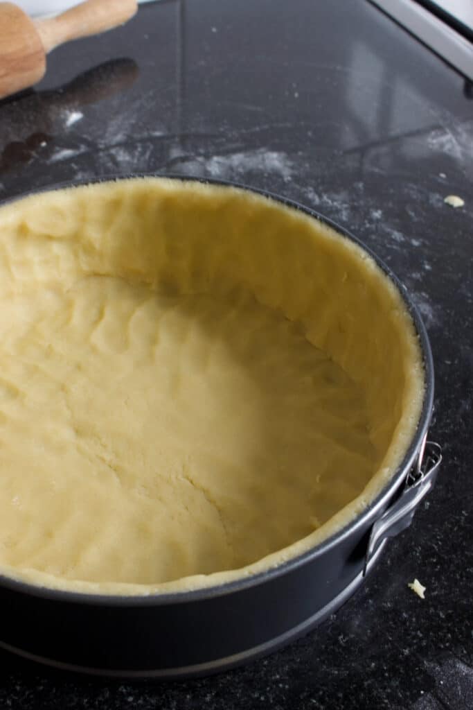 springvorm gevuld met appeltaart deeg
