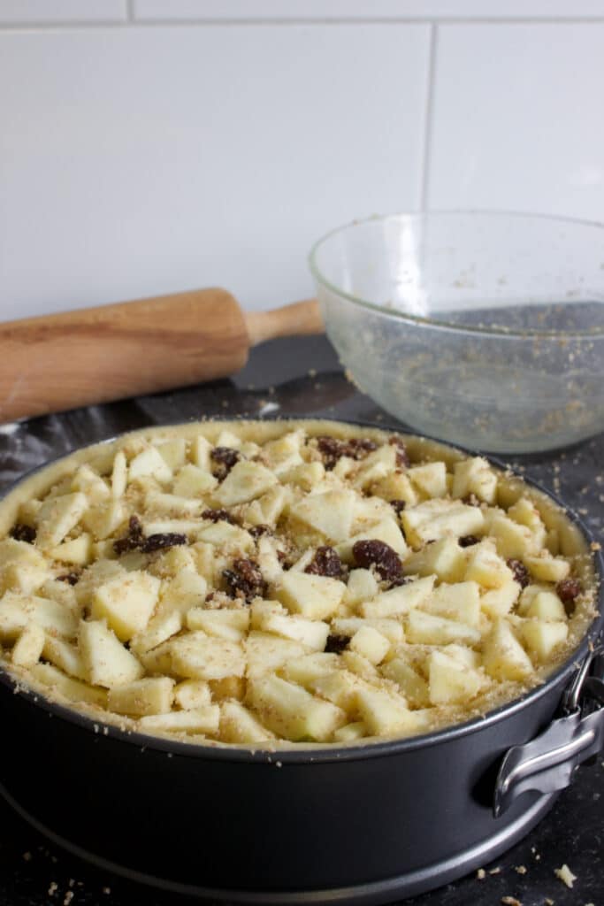 appeltaart in een springvorm klaar om te bakken