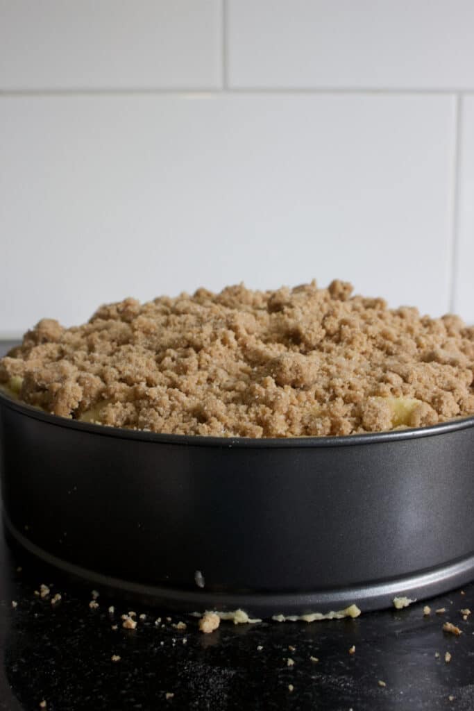 appeltaart in een springvorm klaar om te bakken