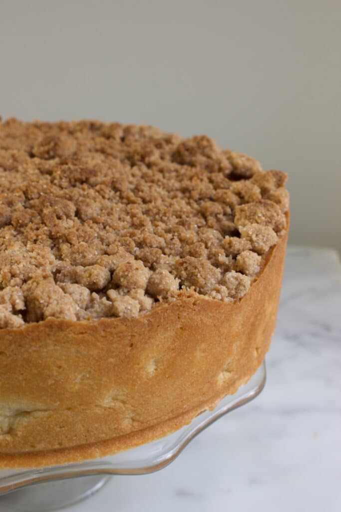 appel kruimeltaart close up van de kruimellaag met speculaaskruiden erin