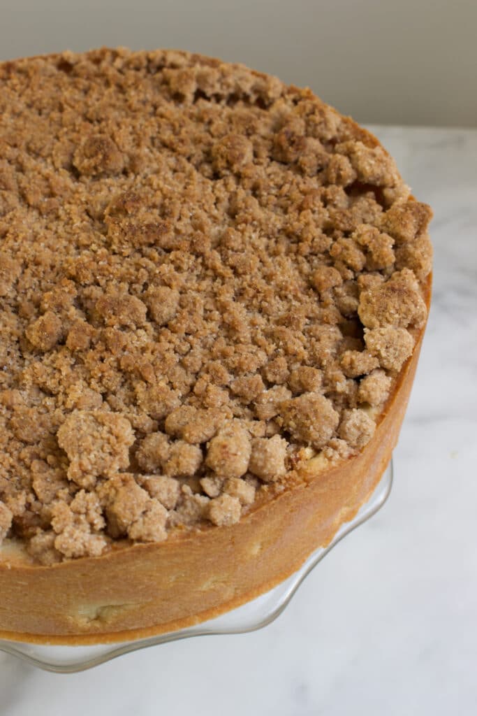 appel kruimeltaart close up van de kruimellaag met speculaaskruiden erin
