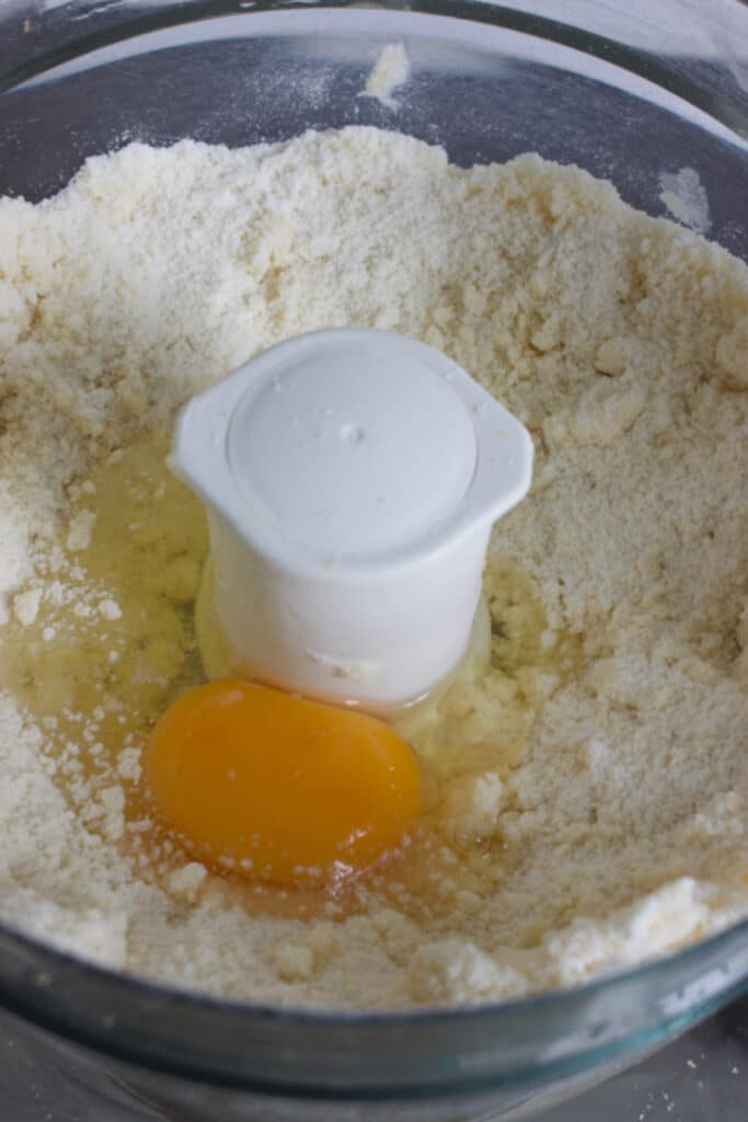 magimix kom met appeltaartdeeg en een ei erin