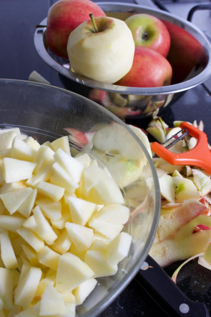 appels schillen en in kleine blokjes snijden