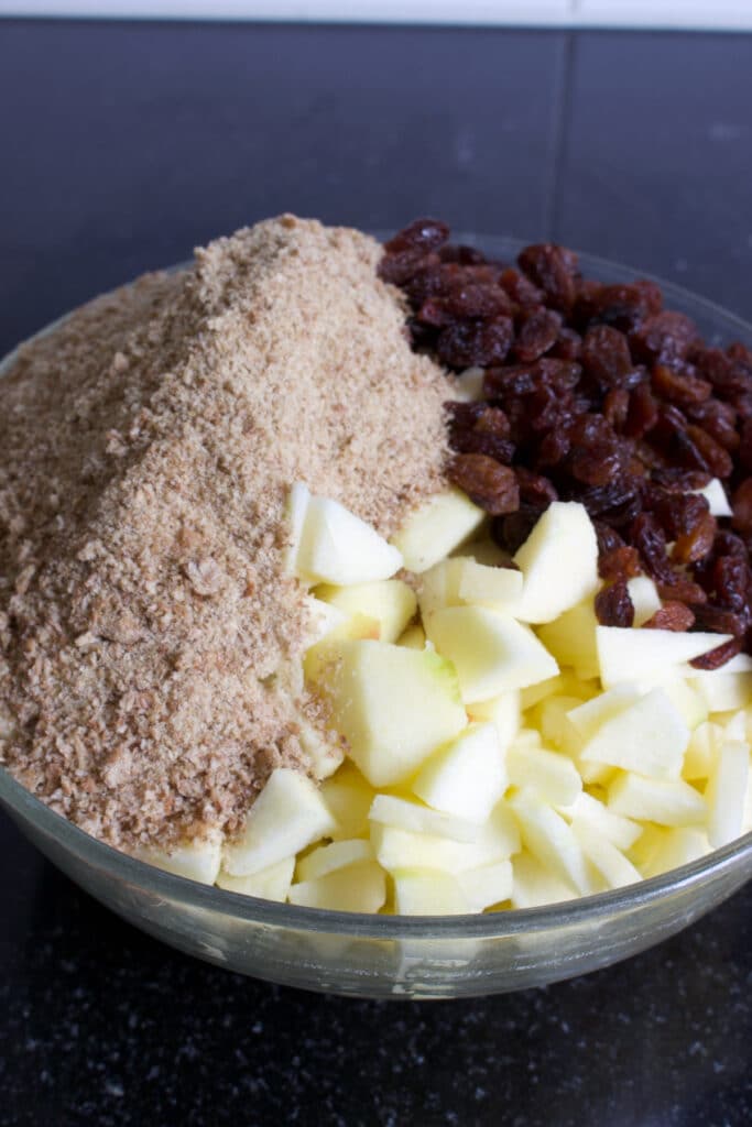 appelblokjes mengen met paneermeel en rozijnen