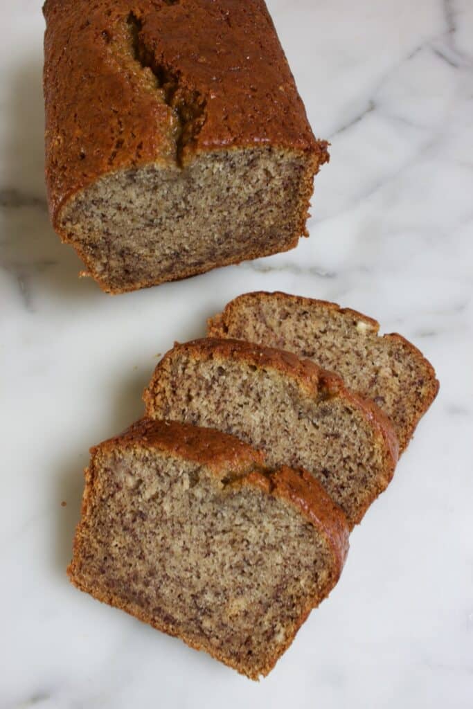 Bananen cake met drie losse plakjes ervoor