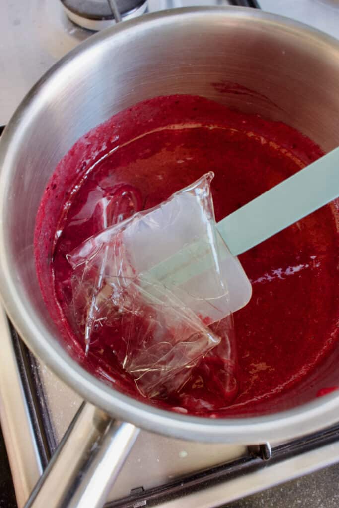 gelatine laten smelten in een pan met rood fruit puree