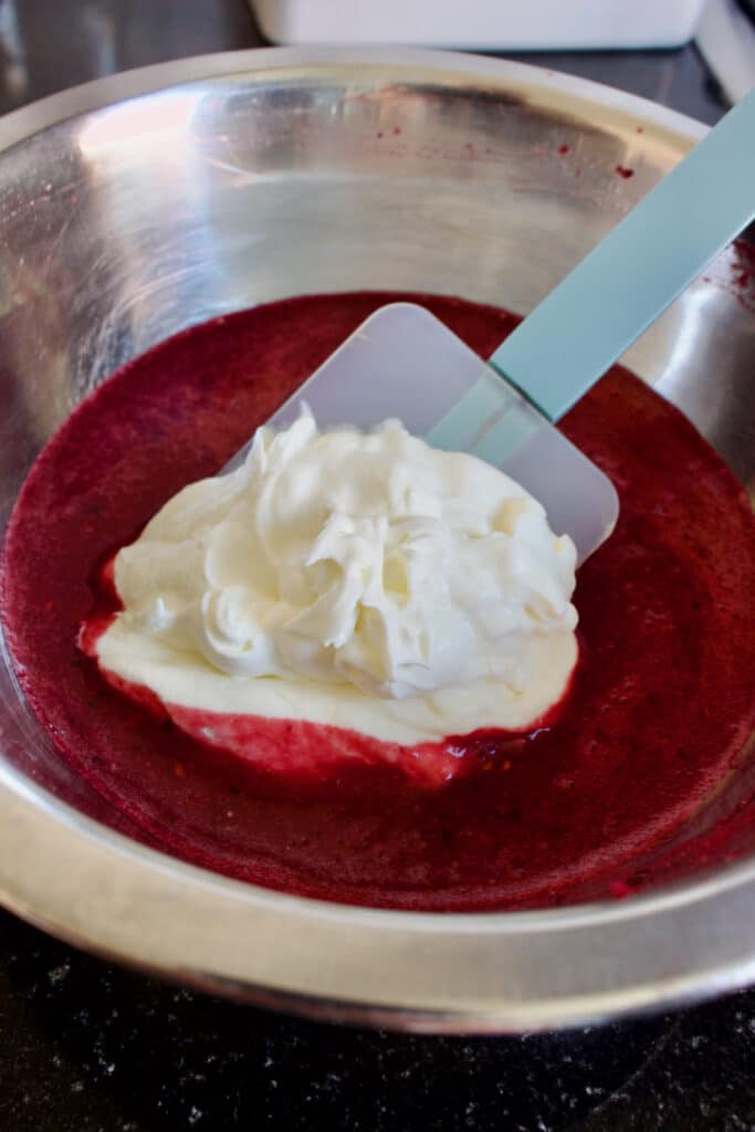 slagroom toevoegen aan de bosvruchten puree