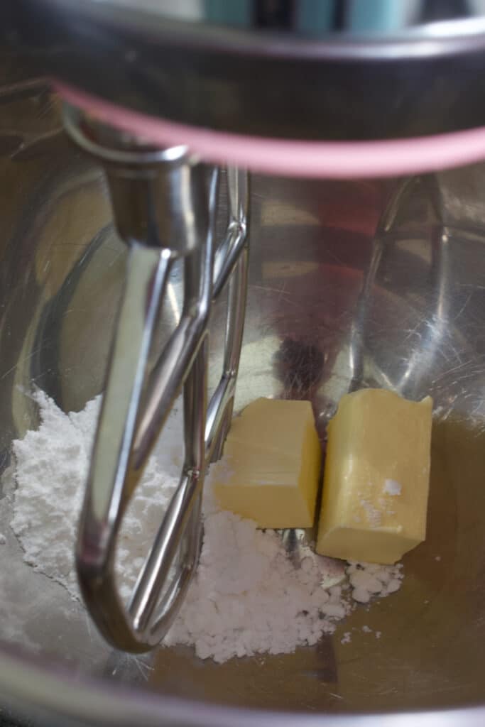 mixer met boter en poedersuiker