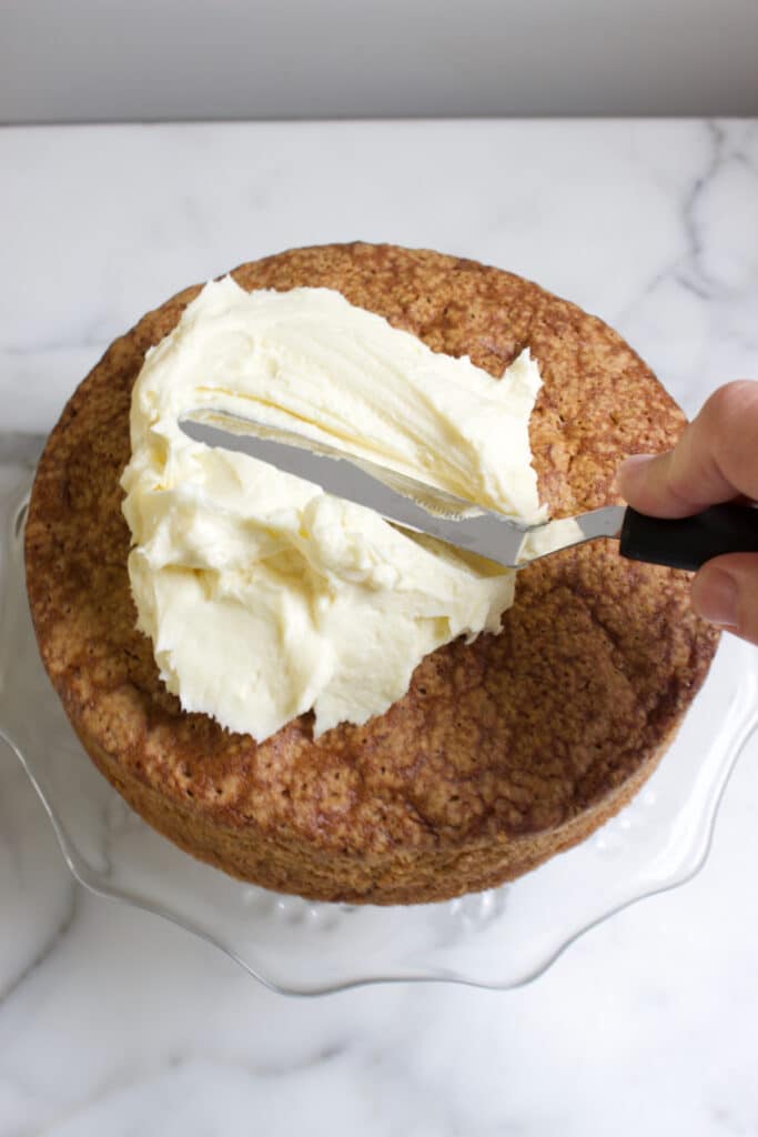 worteltaart bestrijken met roomkaas topping