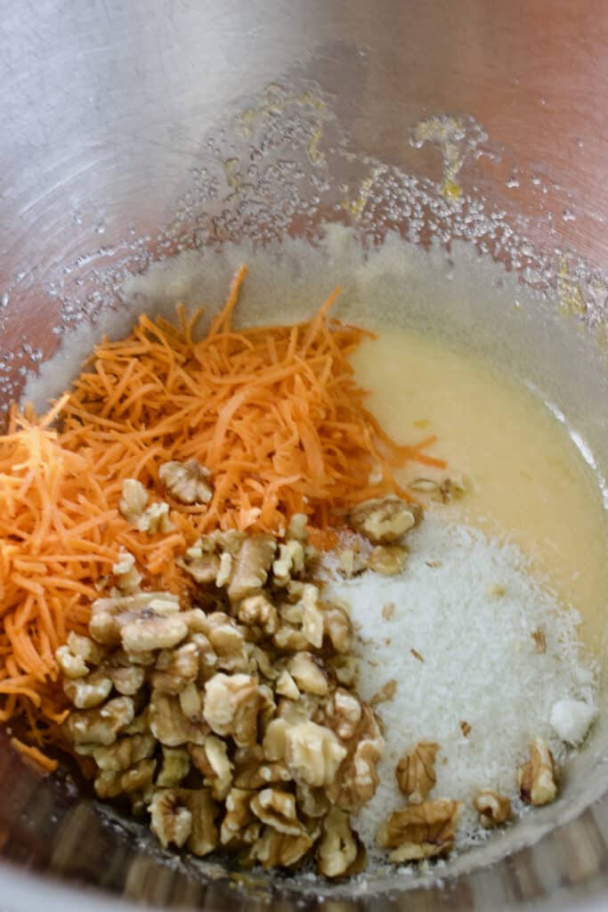 beslag voor worteltaart met wortel, walnoten en kokos erop