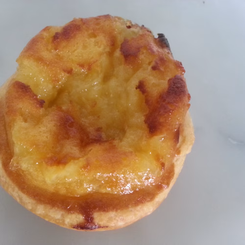 gebakken pasteis de nata, een klein custard taartje uit Portugal.