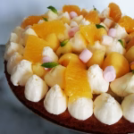 le fantastik taart, een taartbodem met daarop botercreme, cremeux en sinaasappelstukjes
