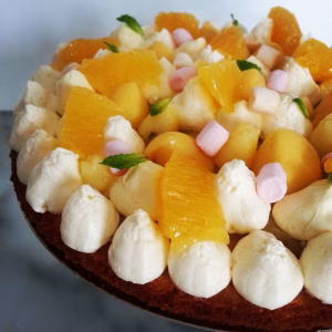le fantastik taart, een taartbodem met daarop botercreme, cremeux en sinaasappelstukjes
