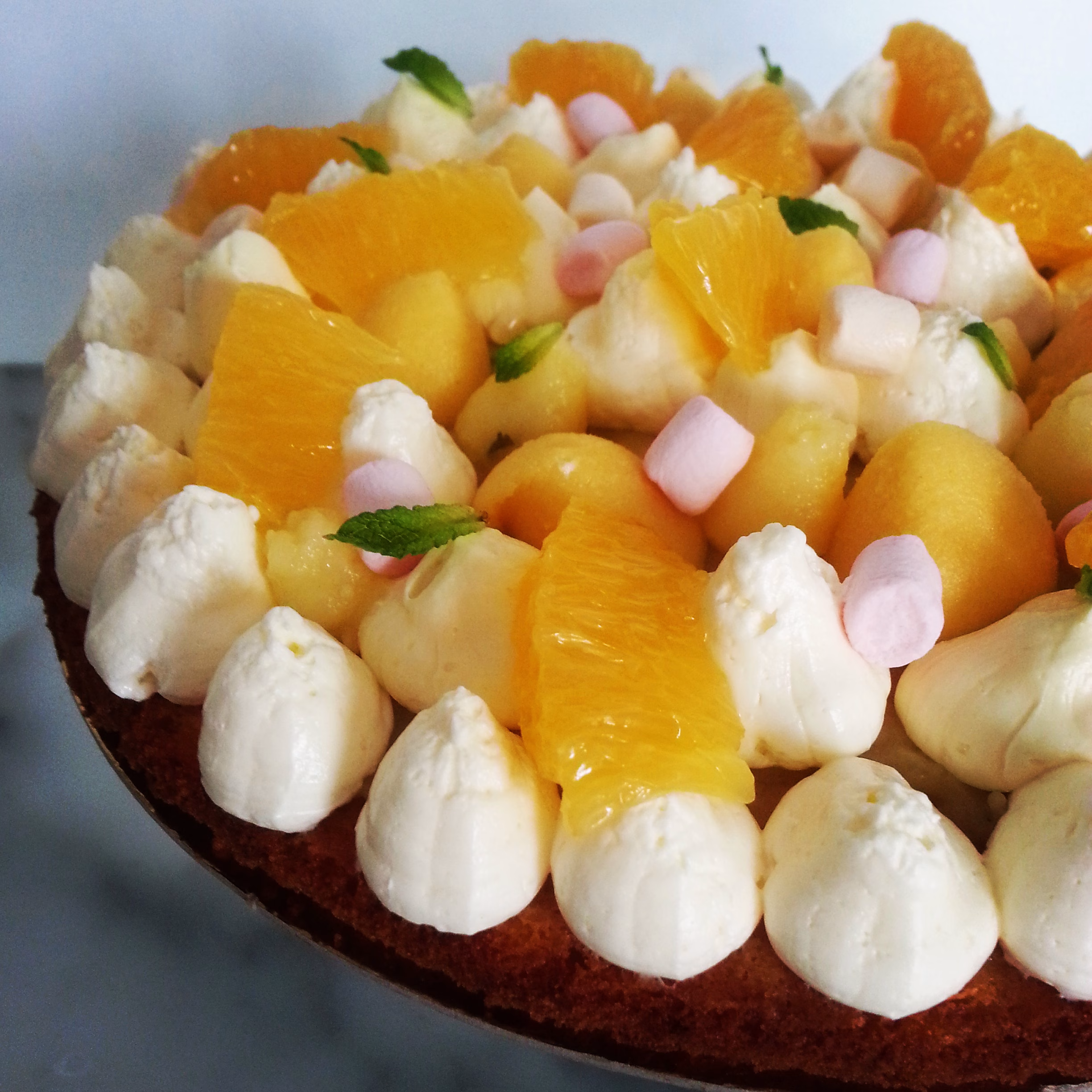 le fantastik taart, een taartbodem met daarop botercreme, cremeux en sinaasappelstukjes