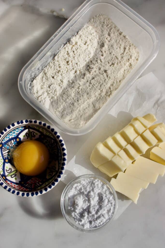 ingrediƫnten voor jamkoekjes deeg: bloem, boter, poedersuiker, eidooier