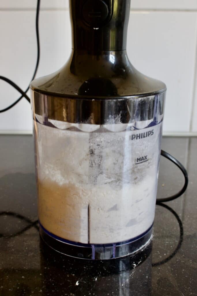 deeg maken in een hakmolen