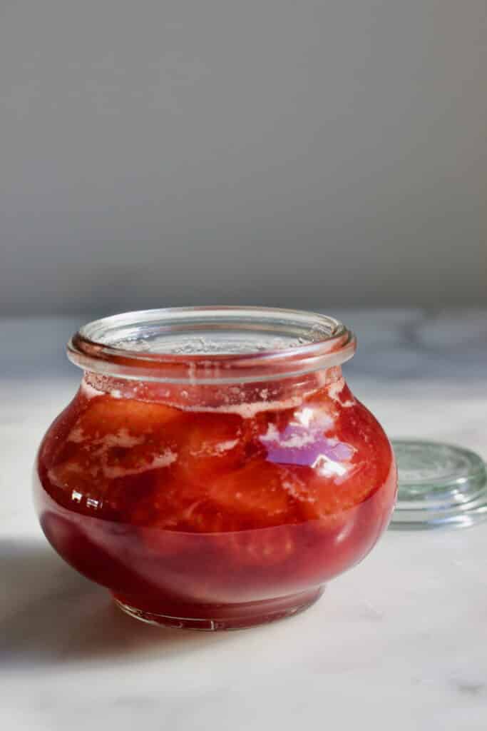potje met aardbeien jam