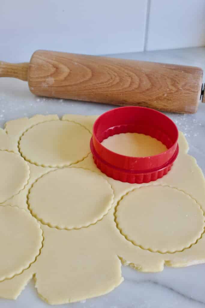 deeg met een koekjes steker uitsteken