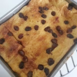 broodpudding met cranberry in een ovenschaal.