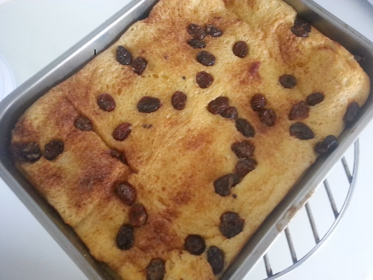 broodpudding met cranberry in een ovenschaal.