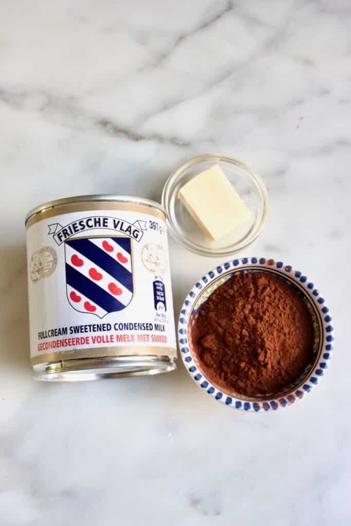 ingredienten: gecondenseerde melk, boter en cacaopoeder