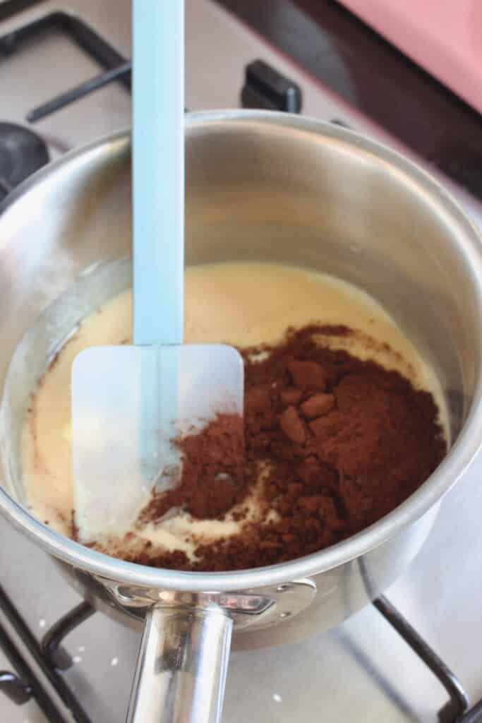 pan met gecondenseerde melk en cacaopoeder
