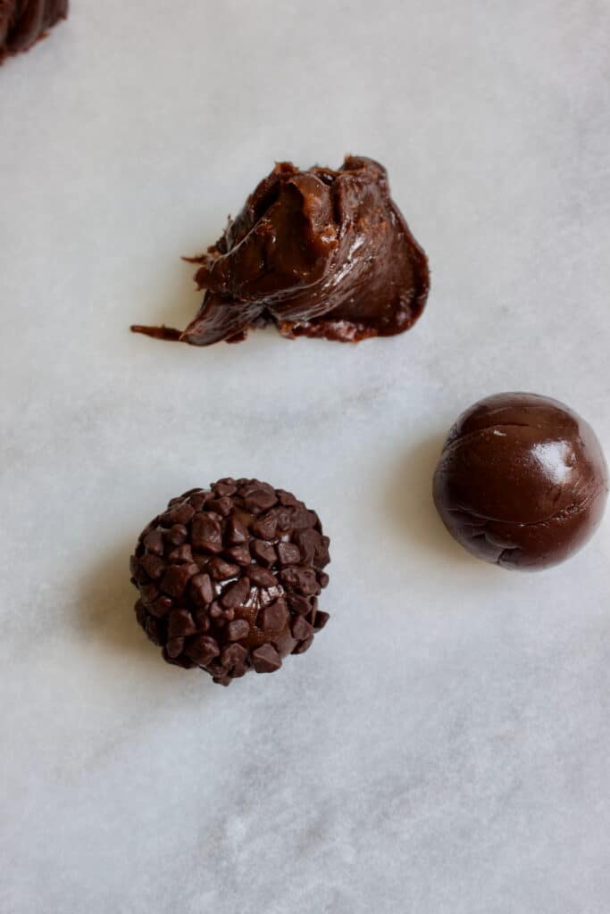 brigadeiros vulling, gerold tot een bal en eentje door de chocolade chuncks gerold.