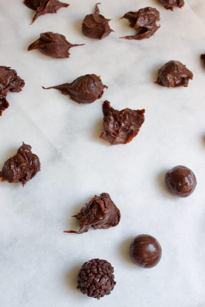 basis voor brigadeiros geportioneerd om tot balletjes gerold te worden.