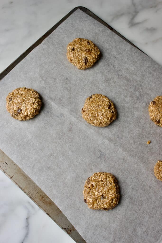 bakplaat met ongebakken koekjes