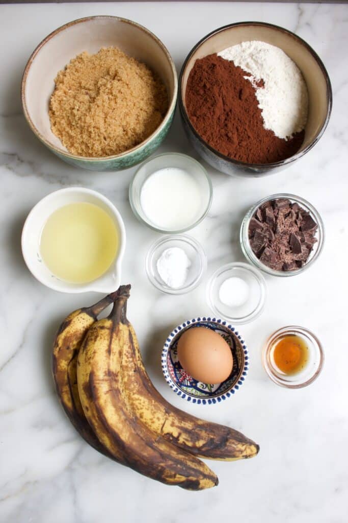 Ingredienten voor een chocolade bananencake