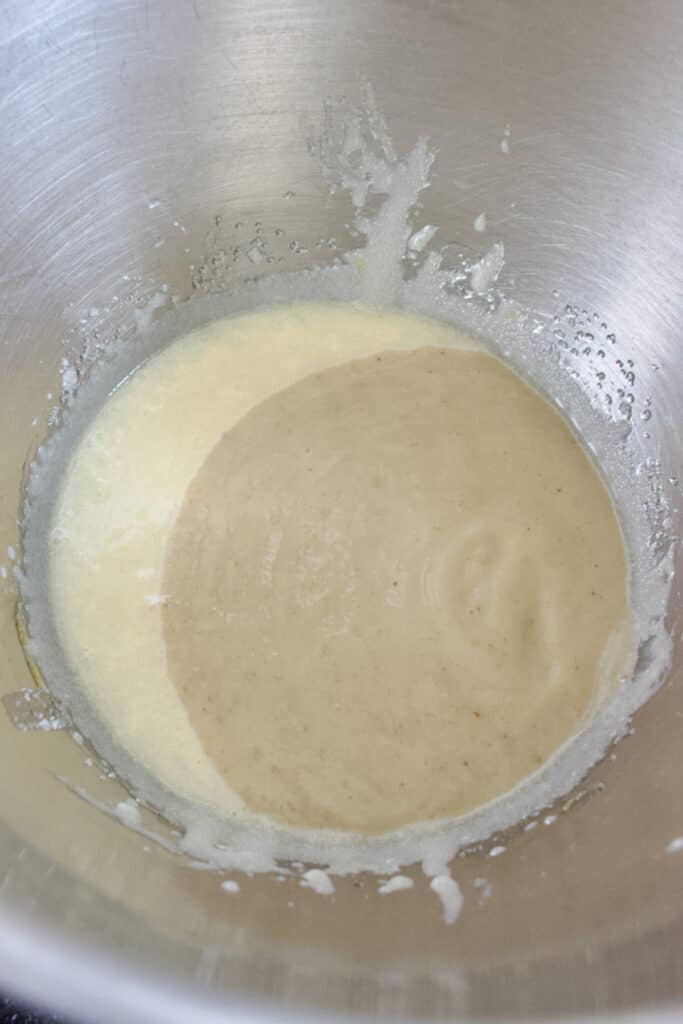kom met beslag en bananenpuree voor een bananencake