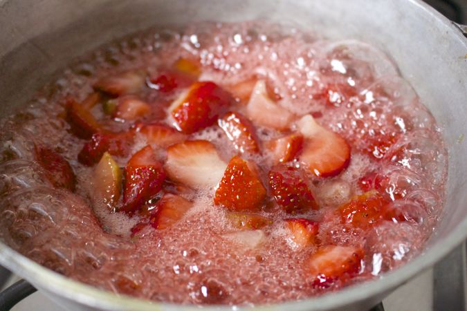 aardbeien jam maken in een pan