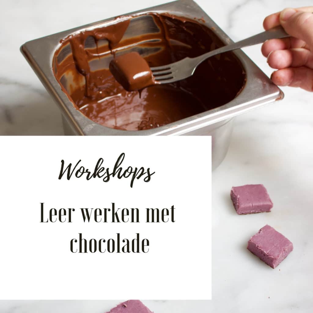 introductie chocolade workshops patesserie met een bak chocolade en roze bonbons om door de chocolade te halen
