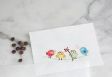 Schilderen met chocolade. Drie kleine aapjes en vogeltjes schilderen met gekleurde chocolade