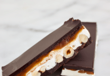 twee home made nuts repen, chocoladereep gevuld met hazelnoten, marshmallow en een laagje karamel