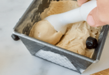 drop ijs, schep ijs in een bak met een ijshoorntje erbij