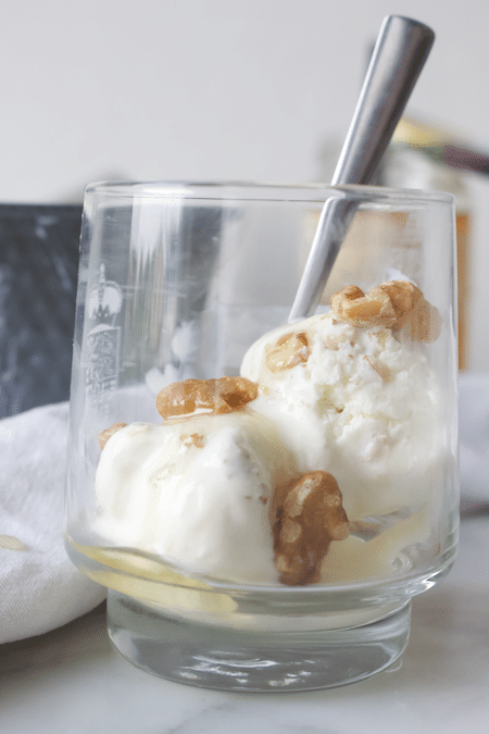 yoghurtijs met honing en walnoten