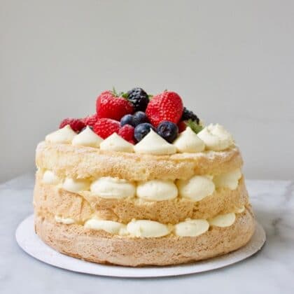 een naked cake met vanille room en vers fruit