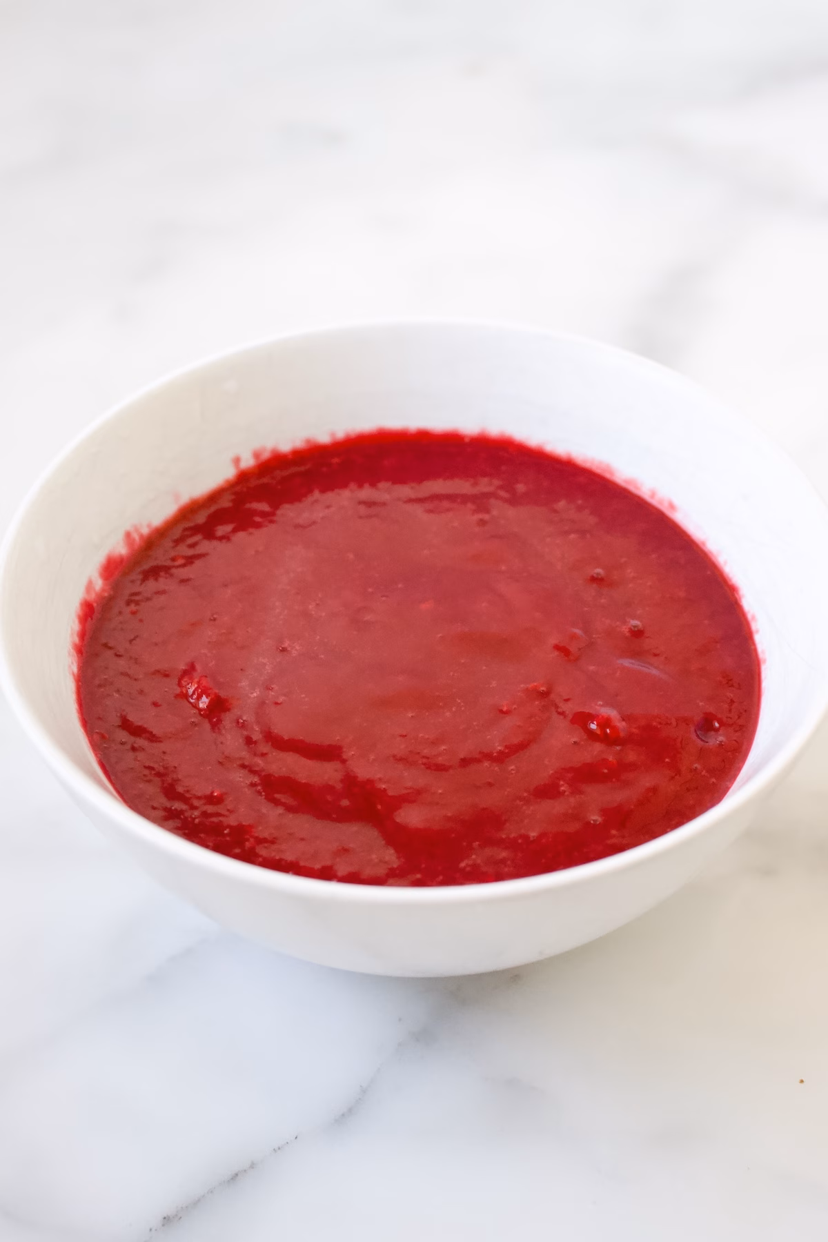 Schaal met fruitpuree van rood fruit