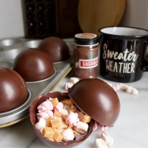 chocoladebombs, gevuld met cacao, karamel blokjes en marshmallow