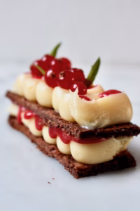 mille feuille met witte chocolade crème en rode bessen.