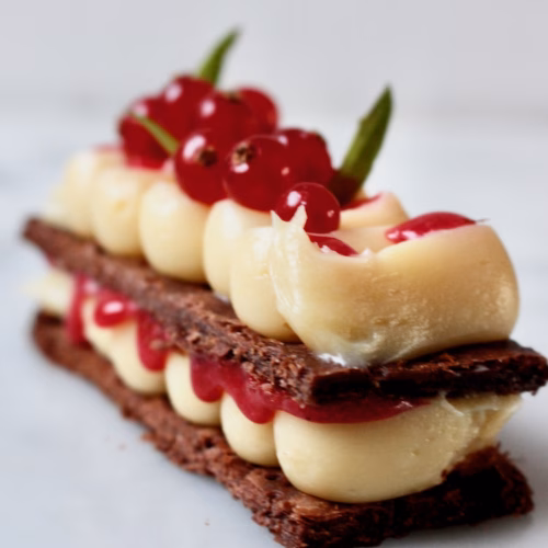 mille feuille met witte chocolade crème en rode bessen.