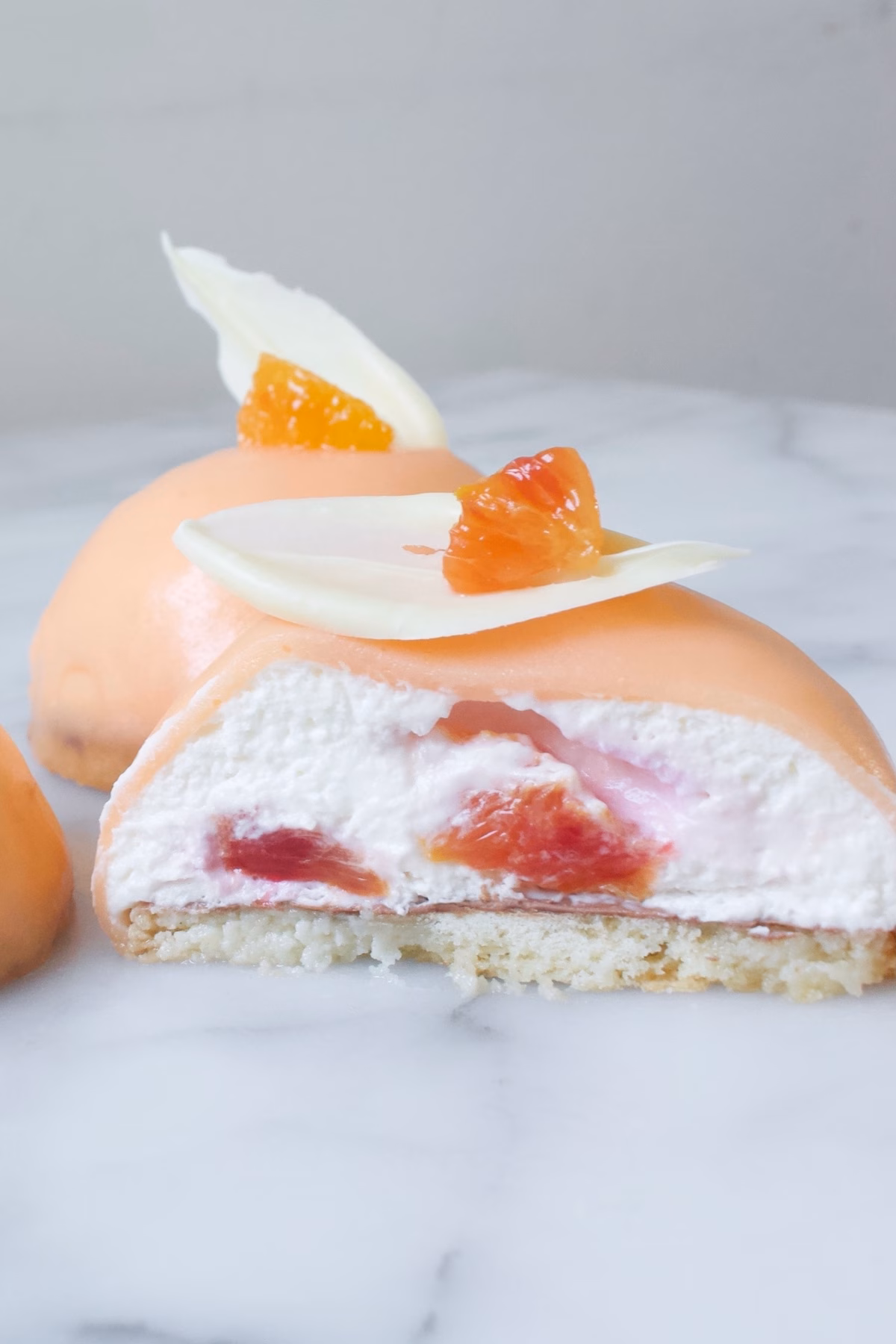 bolgebakjes van bloedsinaasappel en kwark met een chocolade decoratie erop.