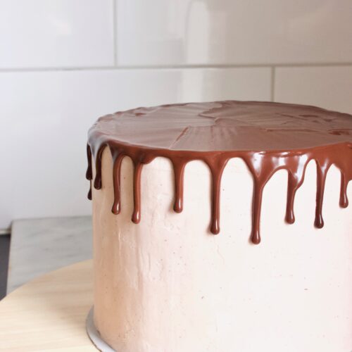 chocolade drip op een drip cake