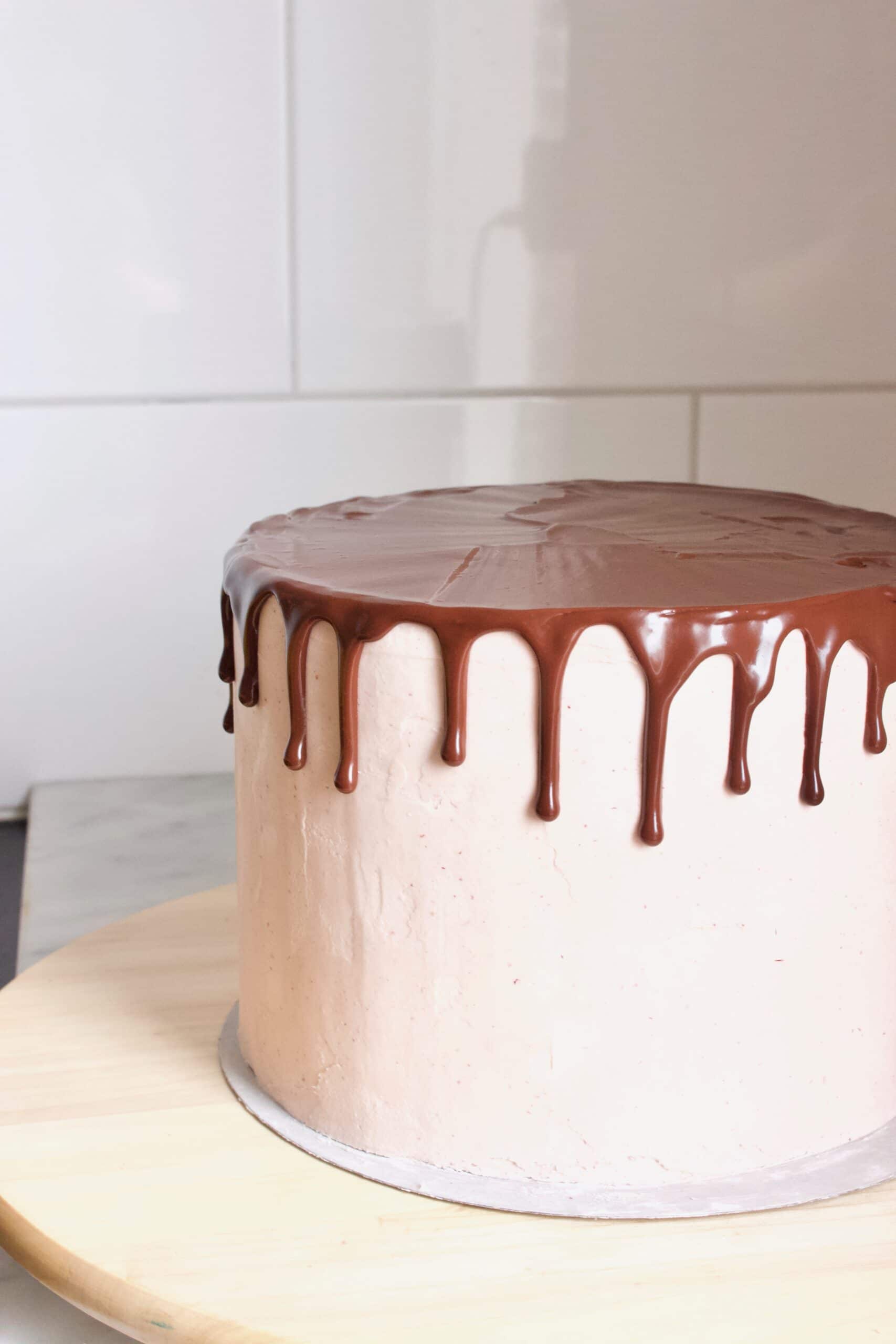 chocolade drip op een drip cake
