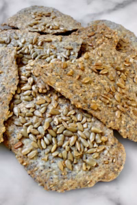 stapel crackers met sesamzaad en zonnebloempitten.