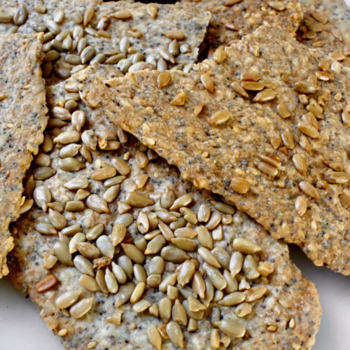 stapel crackers met sesamzaad en zonnebloempitten.