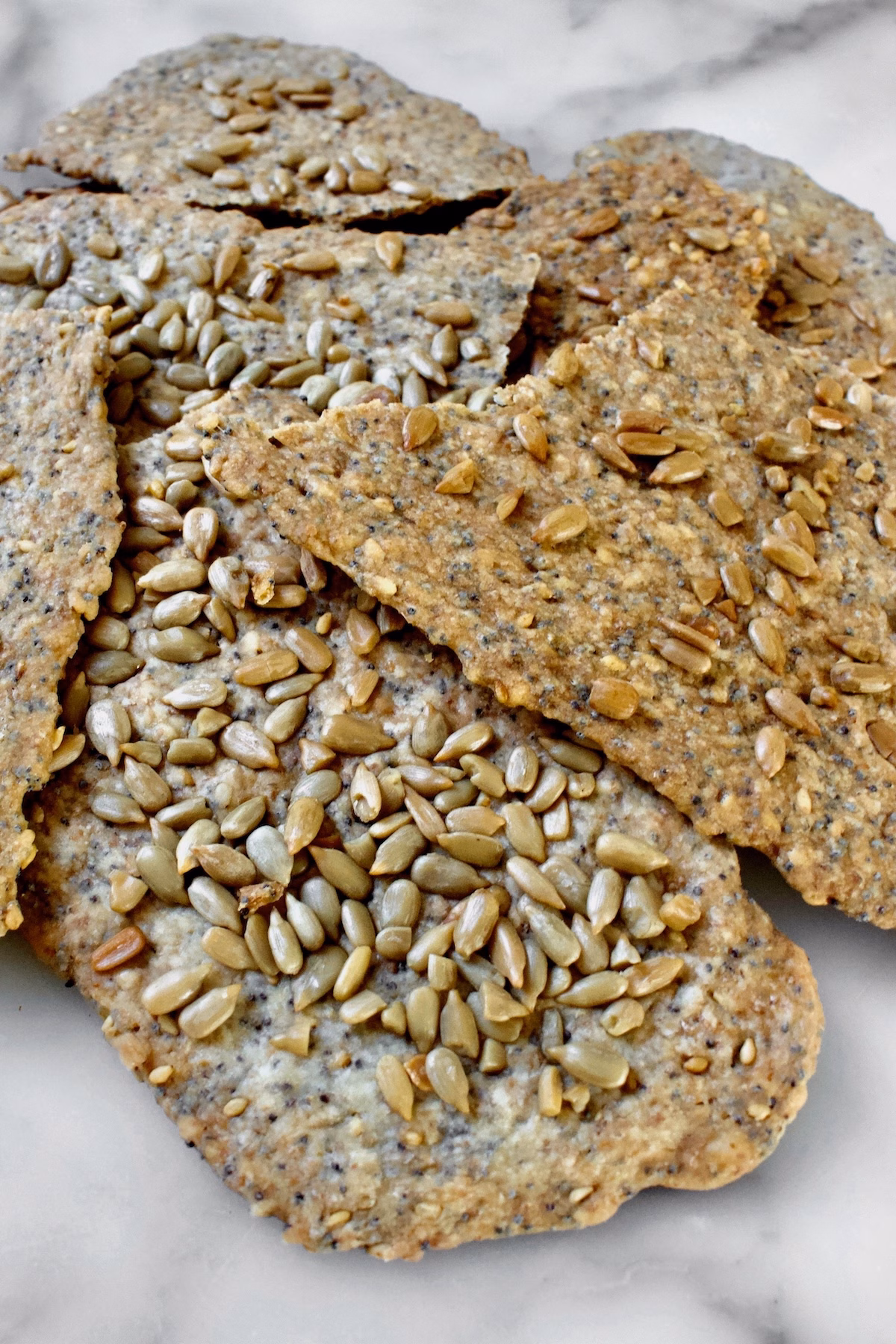 stapel crackers met sesamzaad en zonnebloempitten.