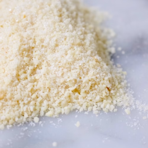 broyage: een mengsel van amandelmeel en suiker op een marmeren plaat.